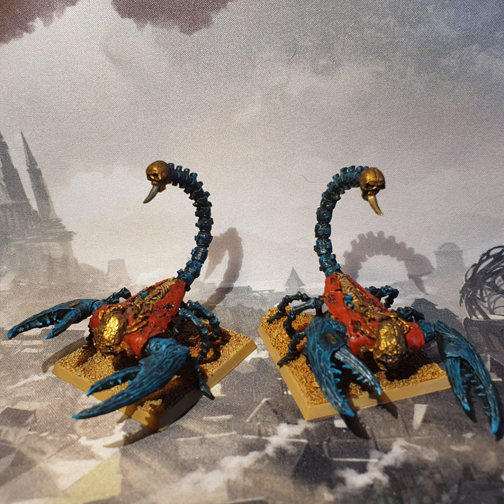 Deux figurines peintes de Tomb Scorpions des Tomb Kings