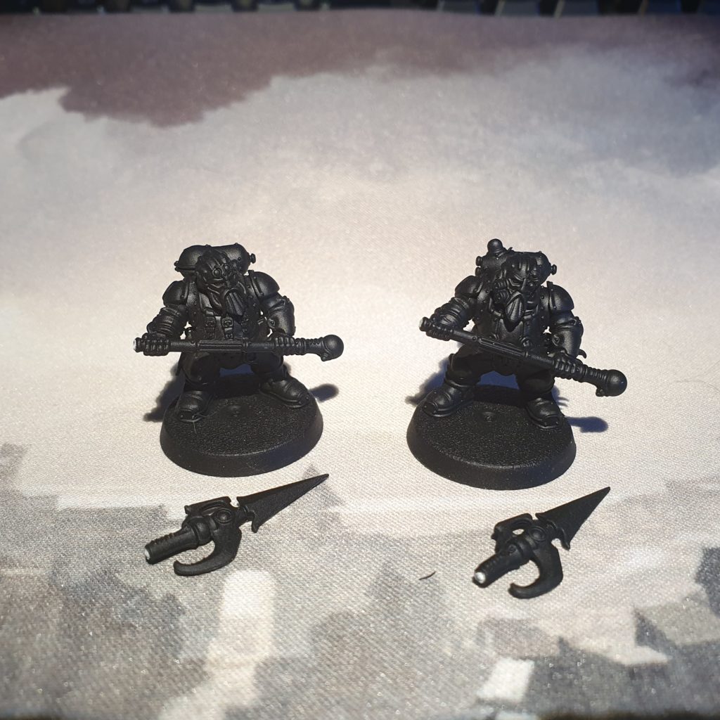 Deux figurines d'Arkanaut Kharadron Overlorlds avec stratopiques cassées.